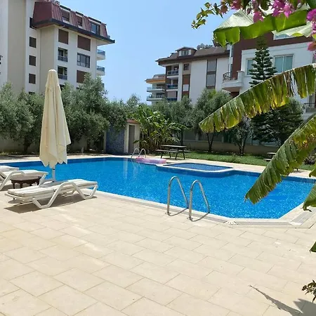 Deniz Manzarali Havuzlu Apartament *